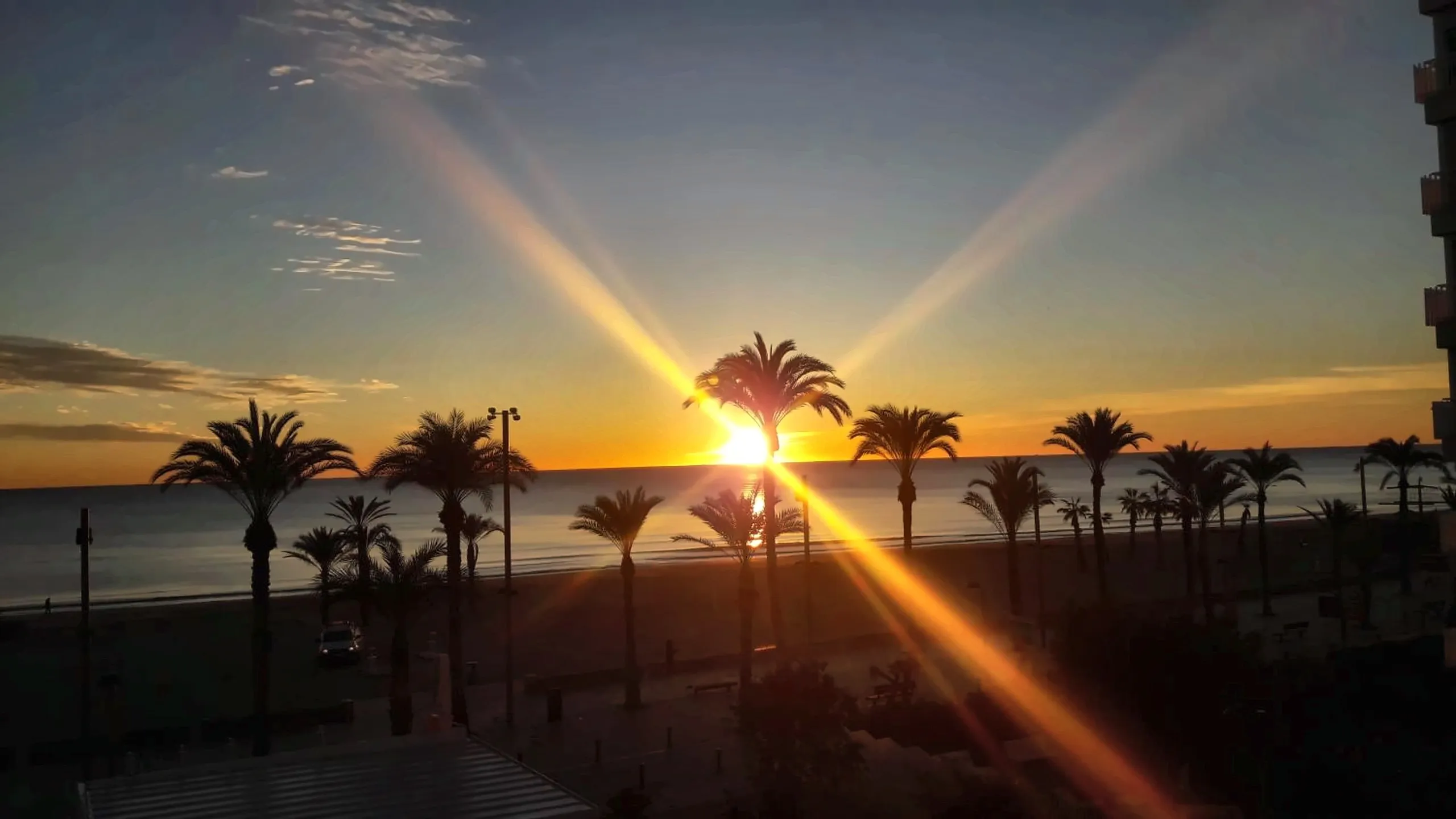 Amanecer sobre el mar visto desde el apartamento