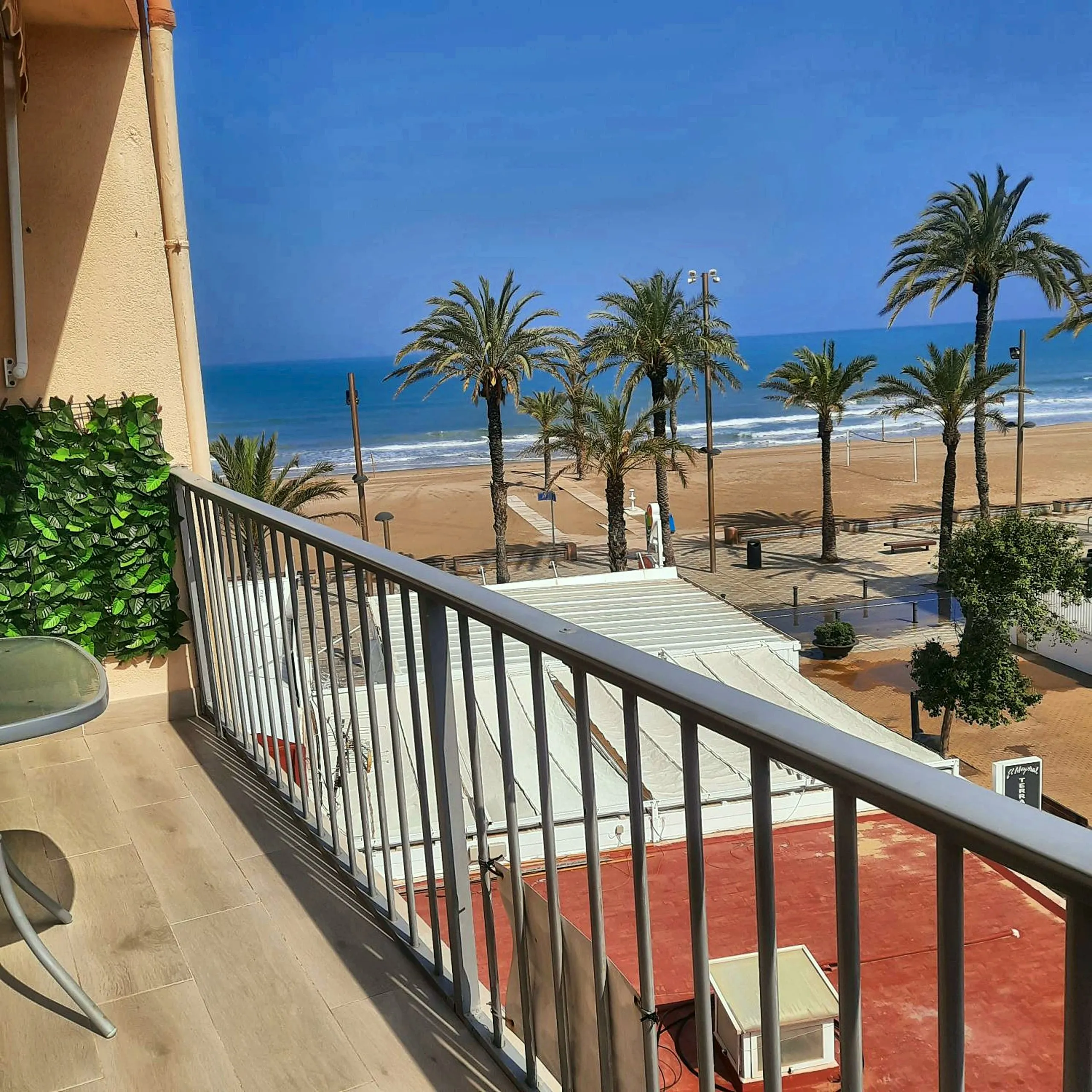 La playa y el paseo marítimo vistos desde el balcón