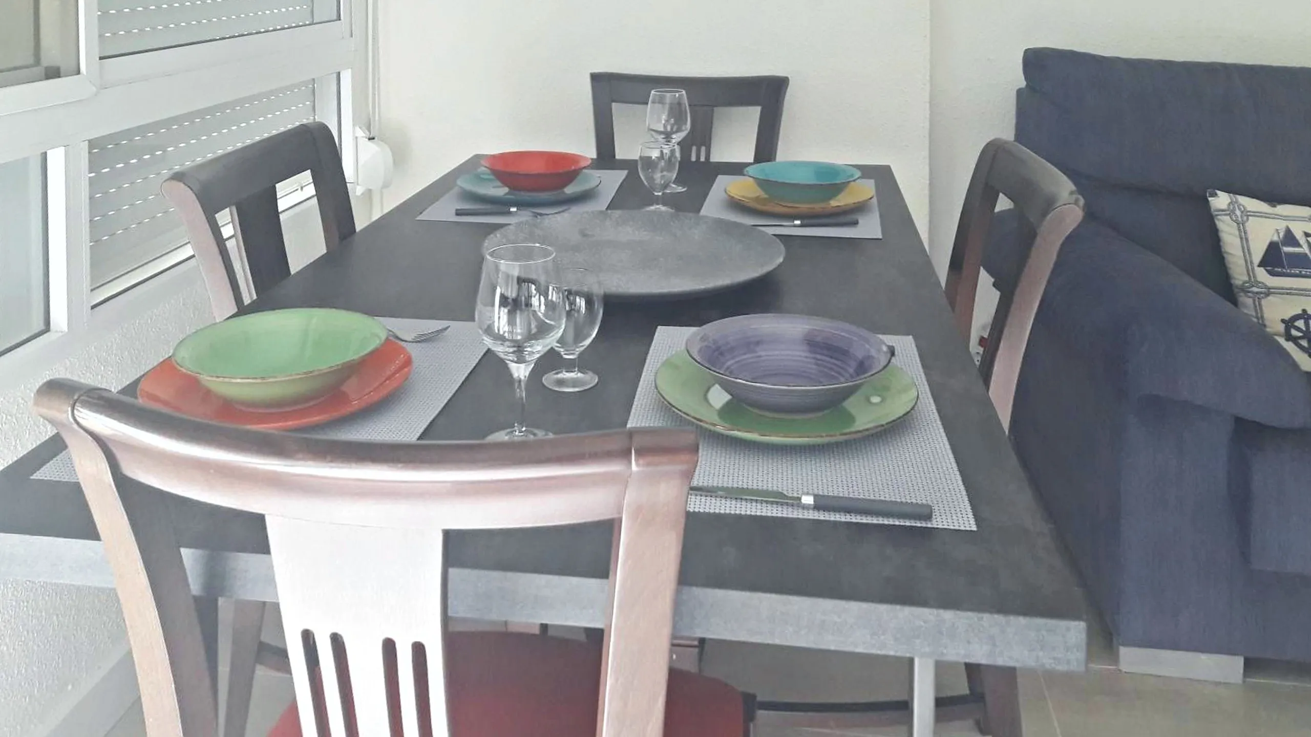 Mesa de comedor puesta junto al sofá