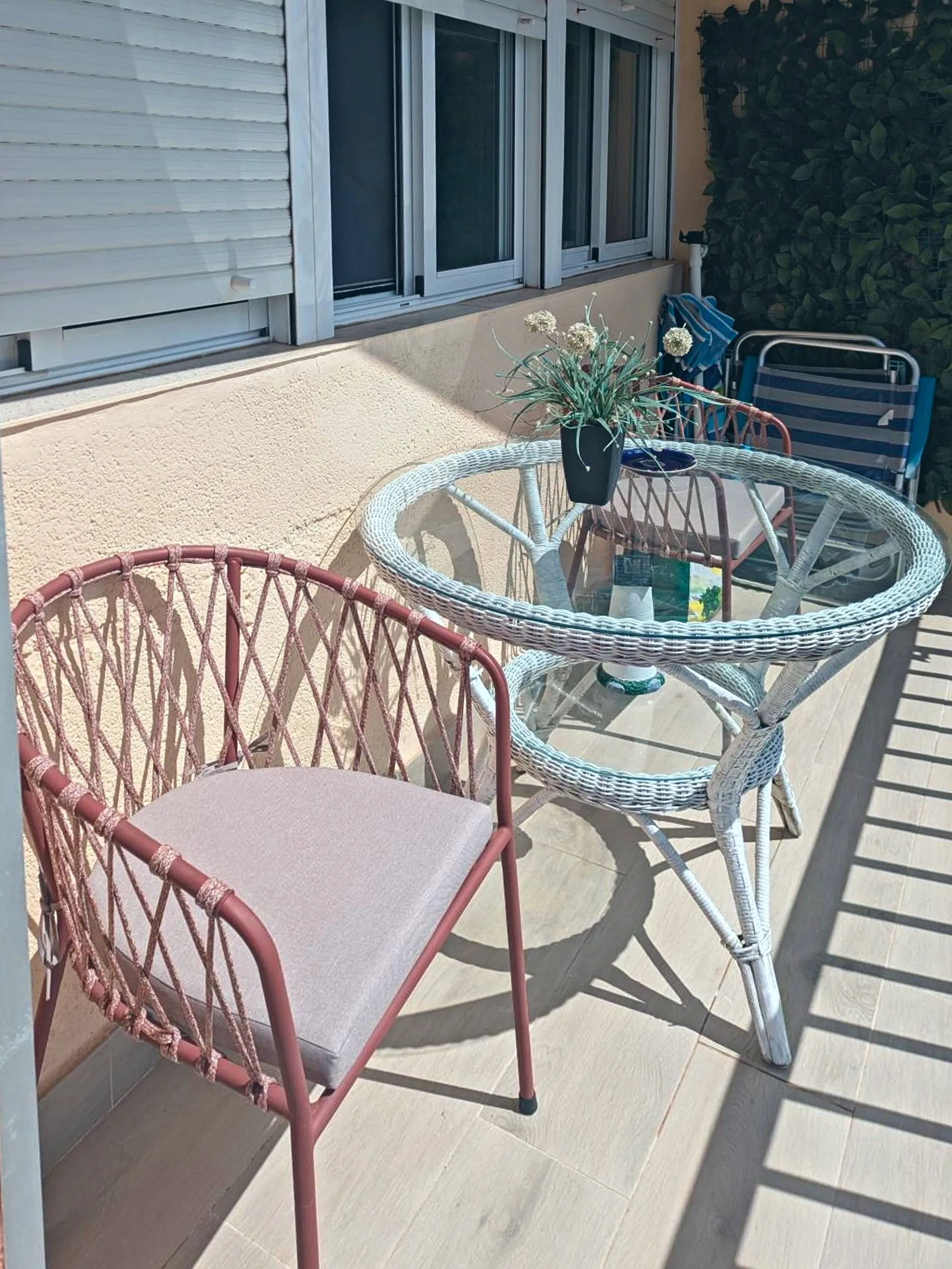 Mesa y sillas en la terraza